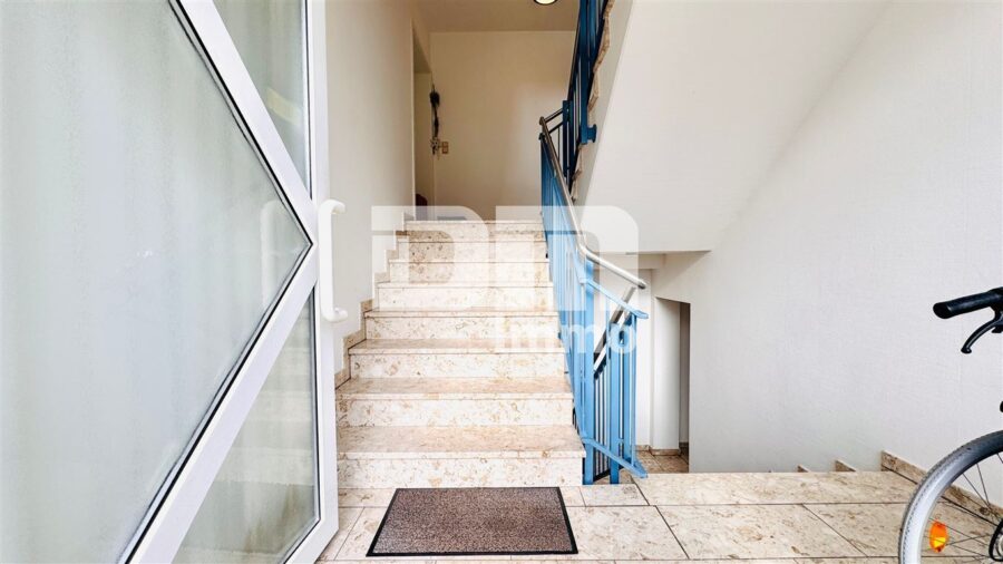 Schöne Dachgeschosswohnung mit umfangreicher Ausstattung, zwei Balkonen und Stellplatz - Haupteingang